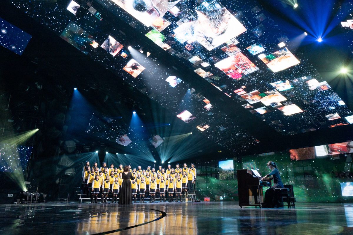 ▲beanfun!募集逾千件珍貴的照片、影片，在除夕夜節目《WE ARE》SHOW出2022年精采回憶，圖為北新國小合唱團與萬芳共同演出。（圖／橘子集團提供）