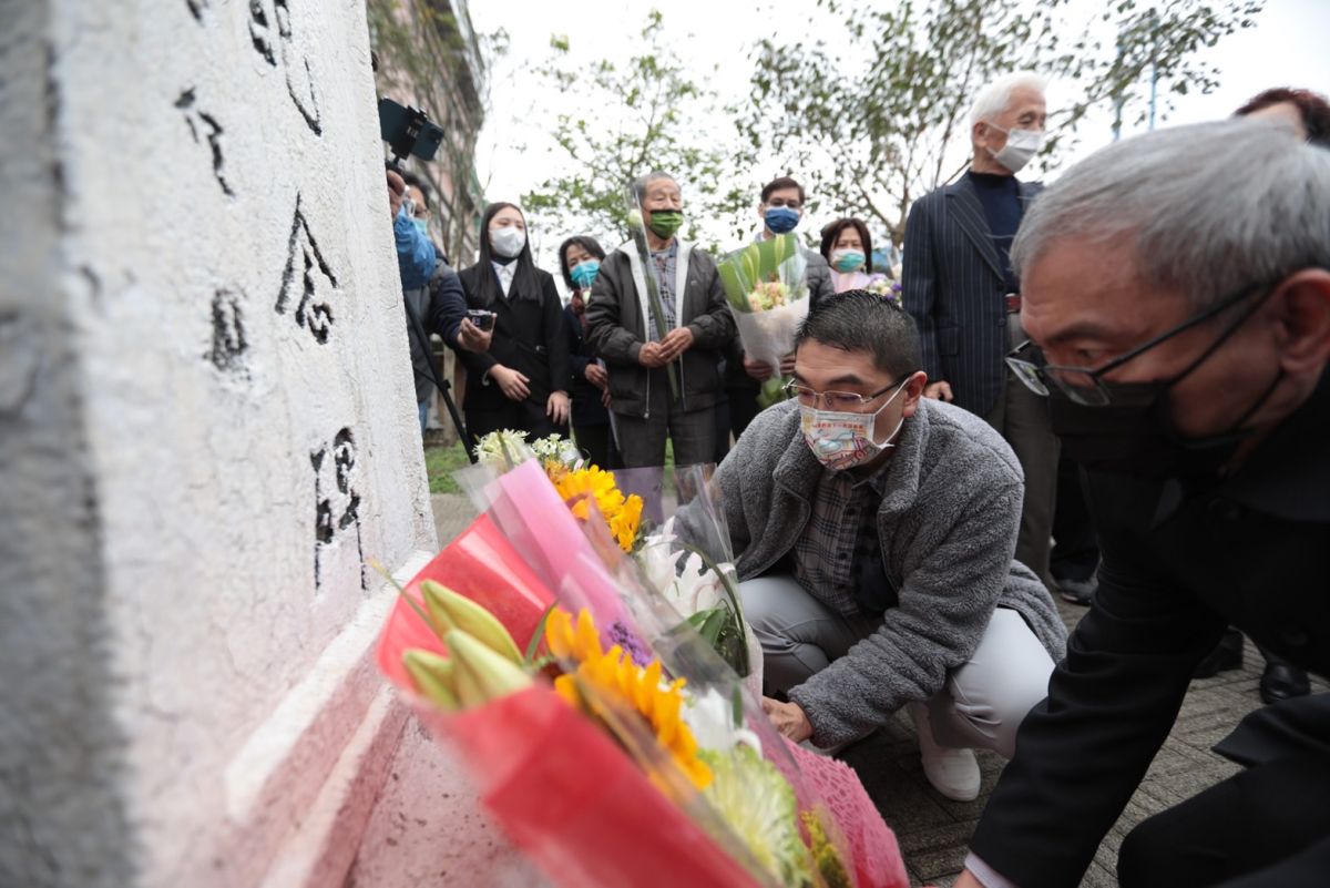 ▲謝國樑出席太平輪海難74週年追思活動，在紀念碑前獻花致意。（圖 ／基隆市政府提供）