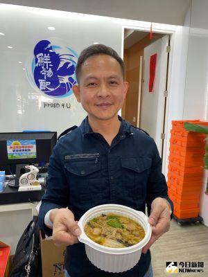 台中鮮物配揪團送暖 贈送千份年菜香米助弱勢獨老 ▲台中鮮物配揪團送暖,歲末贈送年菜及香米,其中300份鮮魚砂鍋是會員們聯手烹煮,熱騰騰的要溫暖他們的胃。(圖/記者金武鳳攝,2023.1.19)