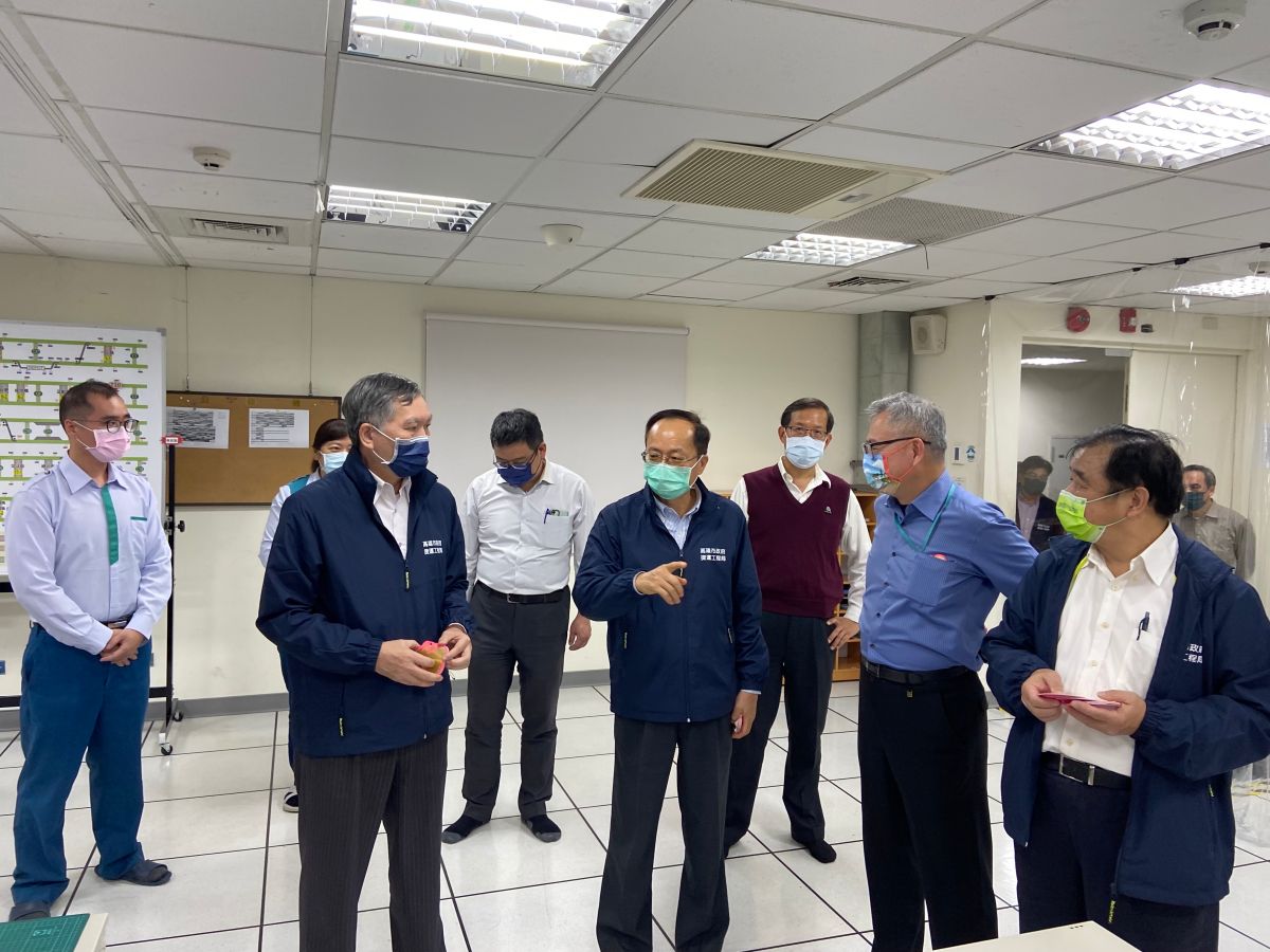 ▲捷運局長吳義隆前往輕軌機廠行控中心檢視輕軌春節前各項疏運整備工作。（圖／高市府捷運局提供）
