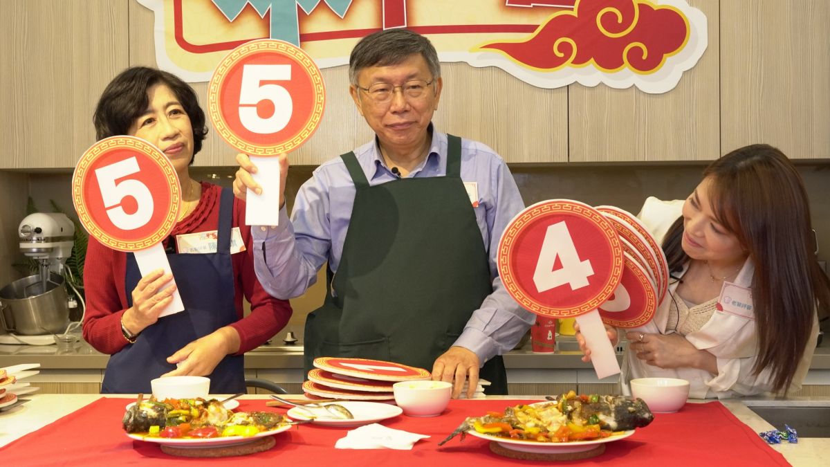 ▲民眾黨主席柯文哲與妻子陳佩琪，以及柯辦發言人陳智菡一同組成「挑嘴評審團」，針對民眾黨新科議員所做的年菜進行點評。（圖／台灣民眾黨提供）