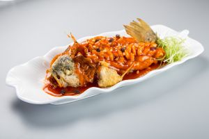 蔣宋美齡最鍾愛的「圓苑餐廳」祭出代表年年有餘的招牌松鼠糖醋黃魚,魚身酥脆,魚肉軟嫩的口感,甜酸的醬汁配上松子獨特的香味,道地風味原汁呈現。 ▲蔣宋美齡最鍾愛的「圓苑餐廳」祭出代表年年有餘的招牌松鼠糖醋黃魚,魚身酥脆,魚肉軟嫩的口感,甜酸的醬汁配上松子獨特的香味,道地風味原汁呈現。(圖/圓山大飯店提供)