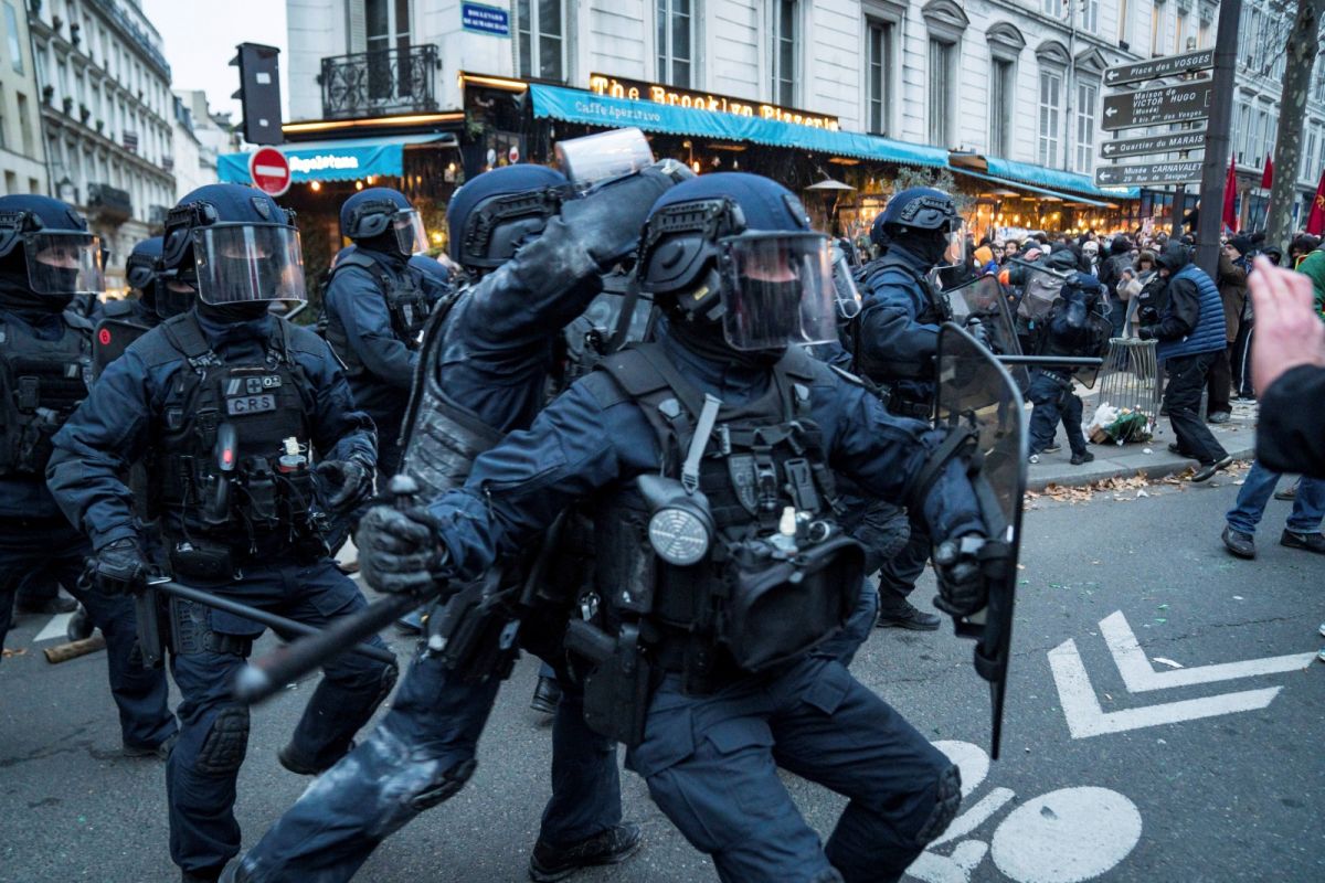 ▲法國跨產業工會19日發動全國罷工遊行，至少112萬人參與，巴黎現場水泄不通，警察到場維安。（圖／美聯社／達志影像）