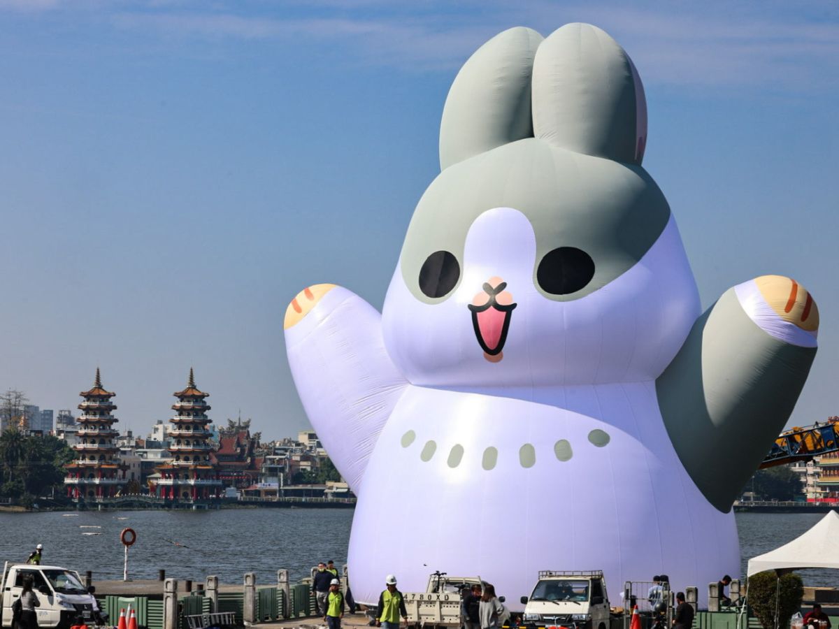 ▲全台最大的ㄇㄚˊ幾兔出現在美麗的蓮池潭畔。（圖／高市府觀光局提供）
