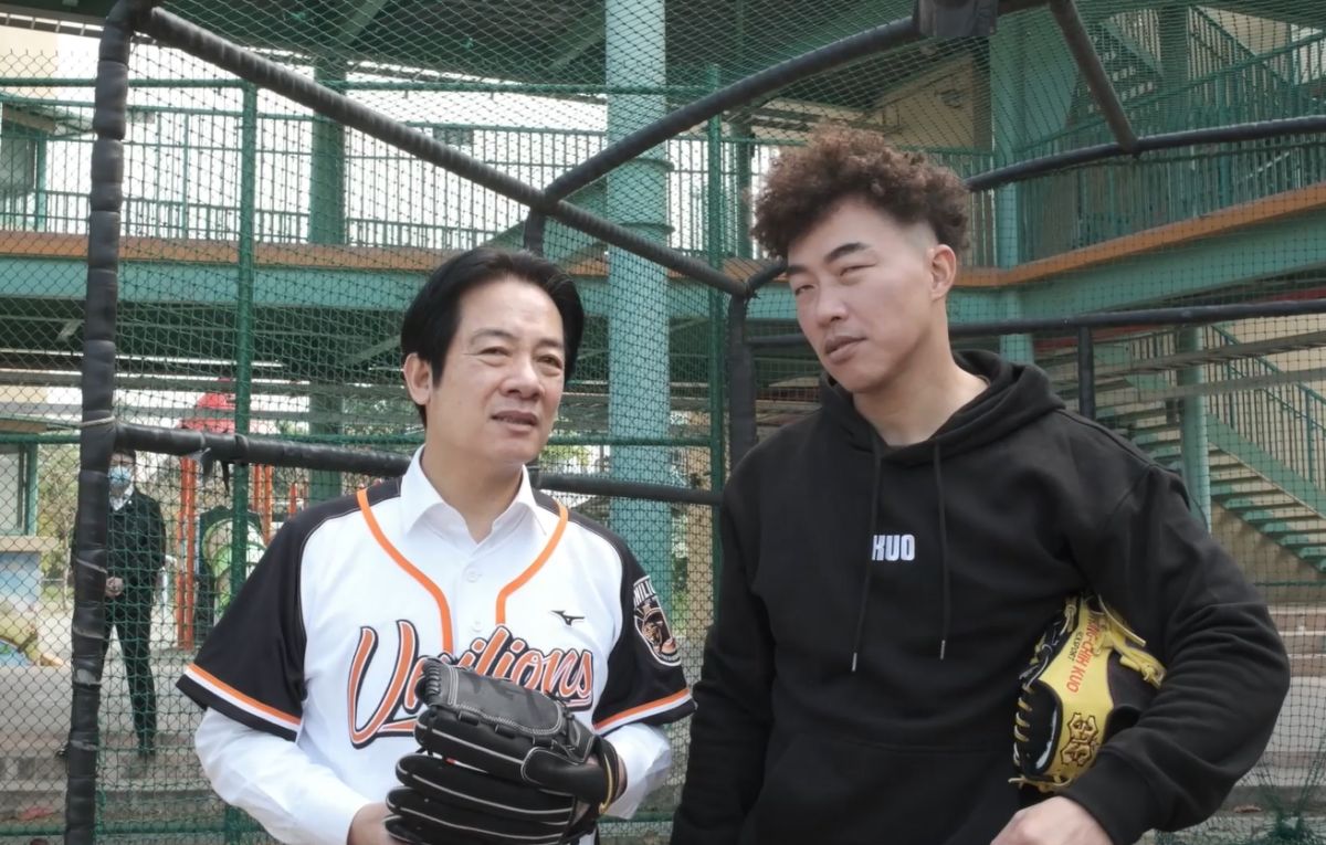 ▲賴清德關注基層棒球，日前與棒球名將郭泓志一同回到台南，探班白河國小少棒隊。（圖／總統府提供）