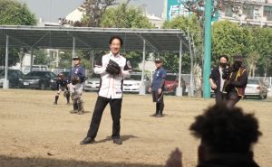 賴清德也在郭泓志的帶領下,與少棒隊員一同進行熱身操與日常的守備練習。 ▲賴清德也在郭泓志的帶領下,與少棒隊員一同進行熱身操與日常的守備練習。 (圖/總統府提供)