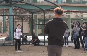 賴清德也在郭泓志的帶領下,與少棒隊員一同進行熱身操與日常的守備練習。 ▲賴清德也在郭泓志的帶領下,與少棒隊員一同進行熱身操與日常的守備練習。 (圖/總統府提供)
