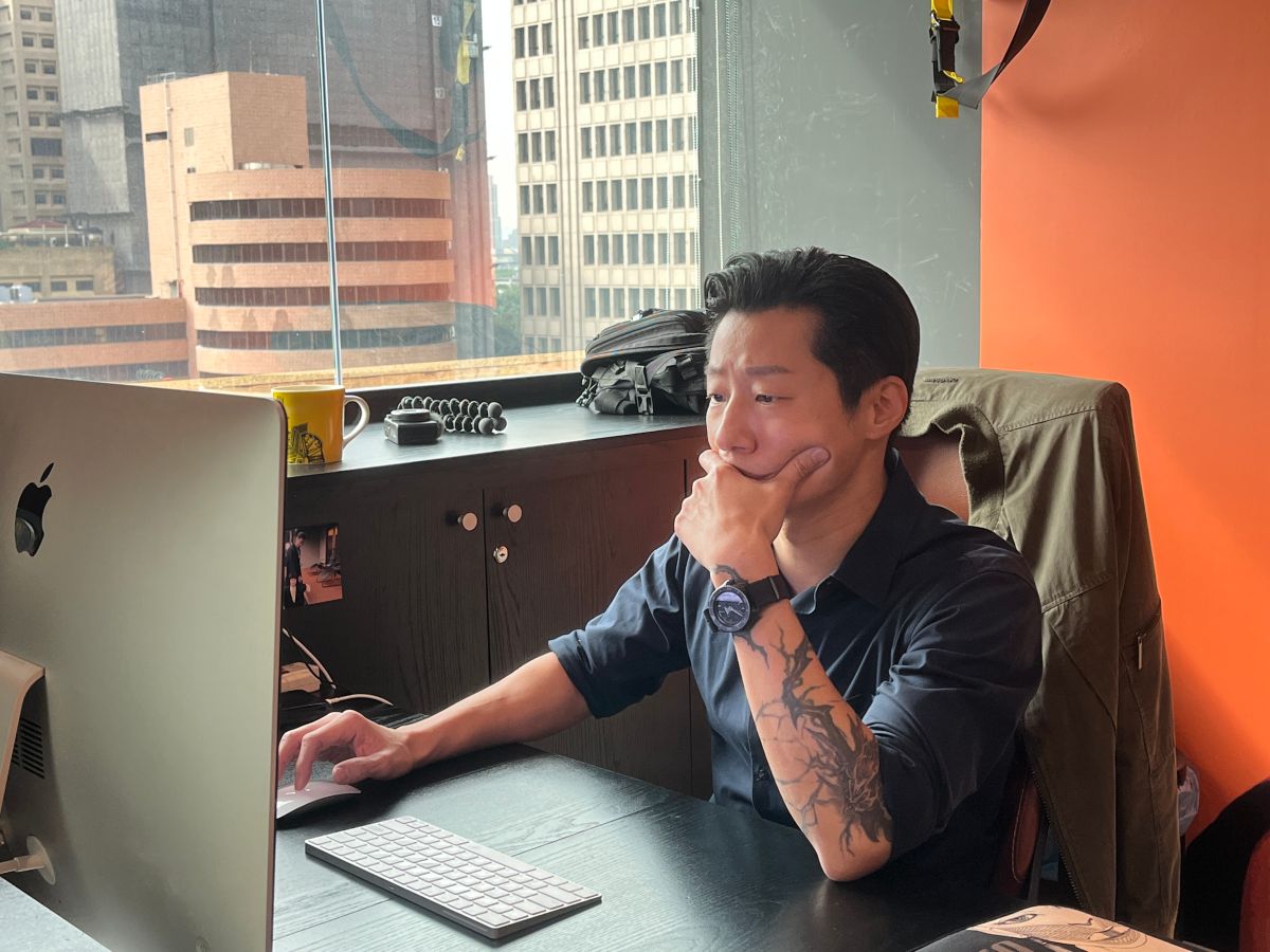 ▲林昶佐過去常在國外巡演，進入立院後也接待外賓、接受外媒訪問，練就強大外語能力。（圖／林昶佐辦公室提供）