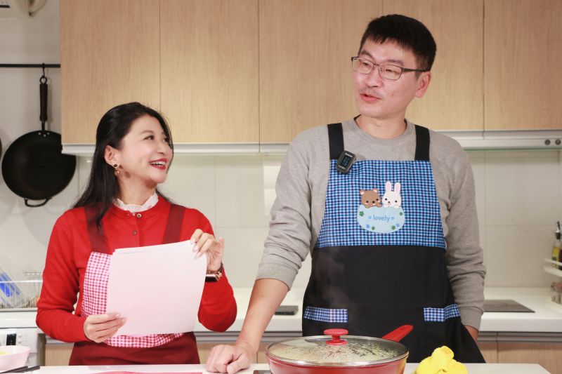 ▲林楚茵與梁文傑一同製作炒大陳年糕。（圖／林楚茵辦公室提供）