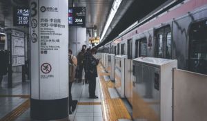 ▲「日本人的歐吉桑」表示日本的電車，尤其是東京和大阪，簡直像地獄馬戲團，相比之下「台灣的不僅環境整潔，還安全很多」。（示意圖／取自unsplash）