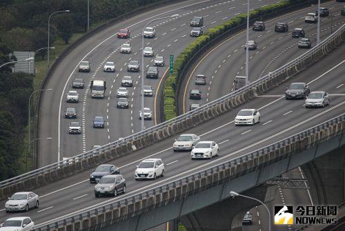 ▲國道高速公路車潮。（圖／記者葉政勳攝）