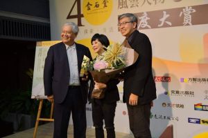 ▲時報出版董事長趙政岷(右)送上一束大麥花束,祝賀作家吳淡如(中)書籍暢銷大賣。(圖/金石堂提供) ▲時報出版董事長趙政岷(右)送上一束大麥花束,祝賀作家吳淡如(中)書籍暢銷大賣。(圖/金石堂提供)