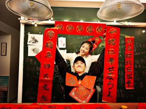 ▲吳慷仁(前)和邵雨薇一起拿春聯祝福粉絲,臉上滿溢著幸福。(圖/翻攝自吳慷仁FB) ▲吳慷仁(前)和邵雨薇一起拿春聯祝福粉絲,臉上滿溢著幸福。(圖/翻攝自吳慷仁FB)