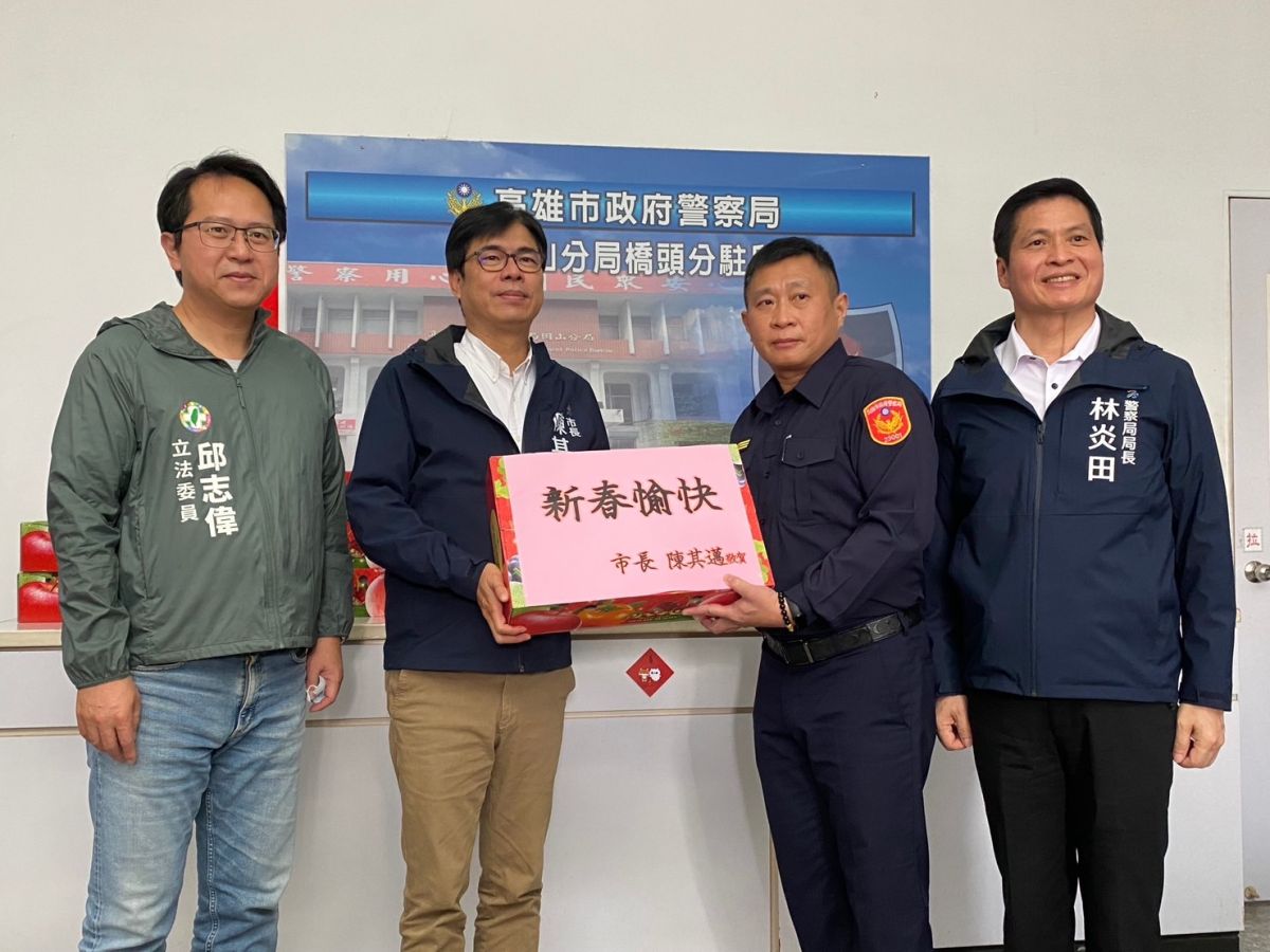 ▲高雄市長陳其邁特於今天至岡山分局橋頭分駐所與岡山交通分隊，慰問年節期間執勤同仁，同時也帶來大紅包，當場宣布第一線執勤員警超勤加班費每月上限提升至19,000元。（圖／記者郭凱杰翻攝）