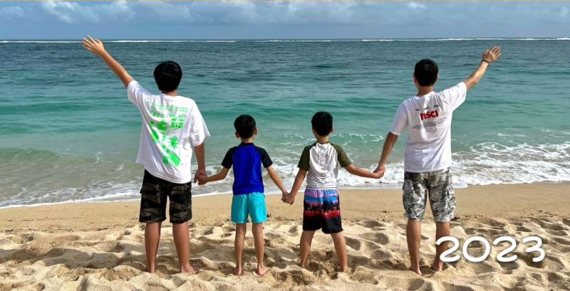 ▲林志穎（右）帶著3個兒子同遊峇里島，被發現與12年前穿同一條褲子。（圖／翻攝自林志穎FB）