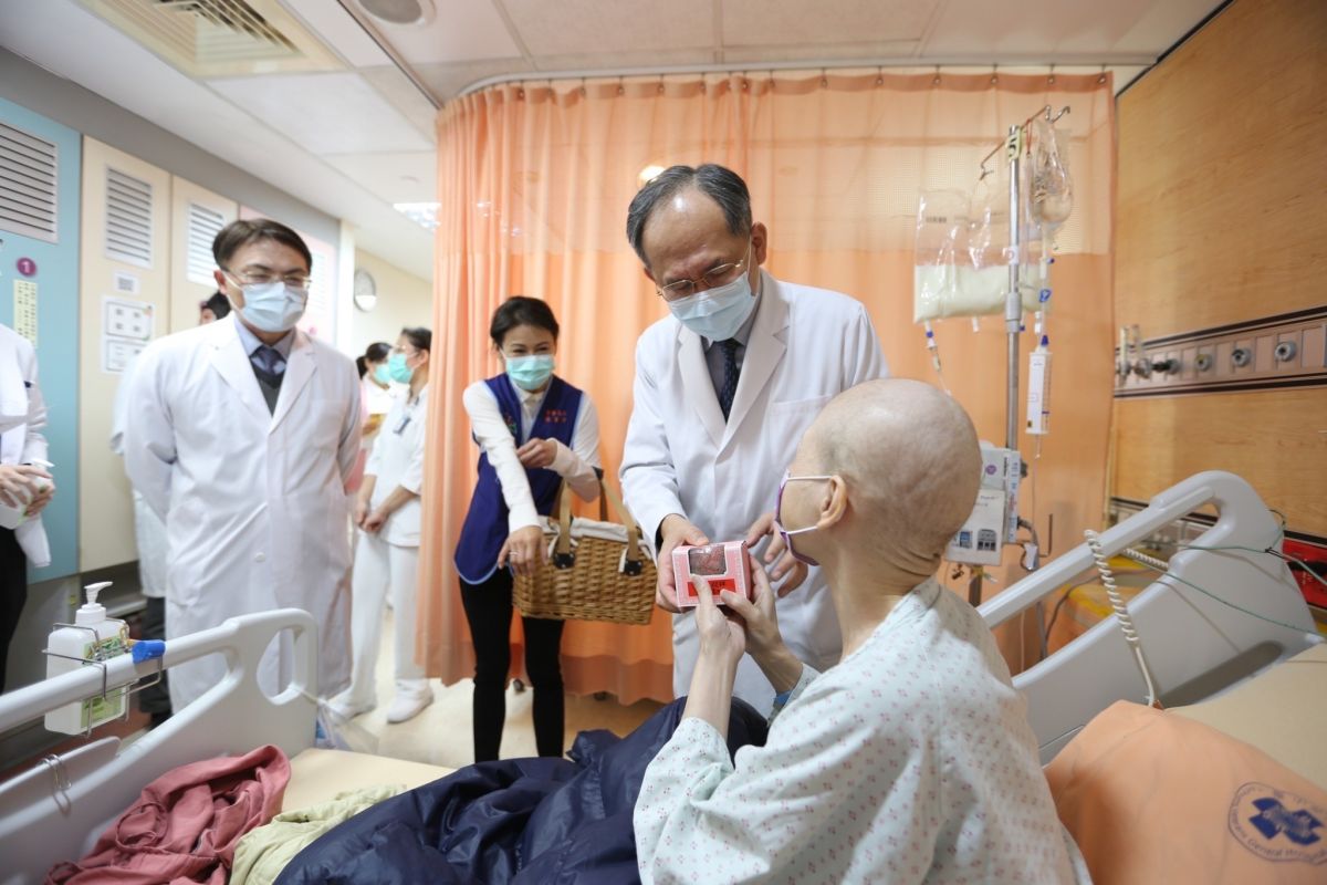 ▲臺中榮總小年夜很溫馨，院長陳適安與志工們親赴病房送小兔餅乾，祝福玉兔迎祥，新年平安。（圖／台中榮總提供）