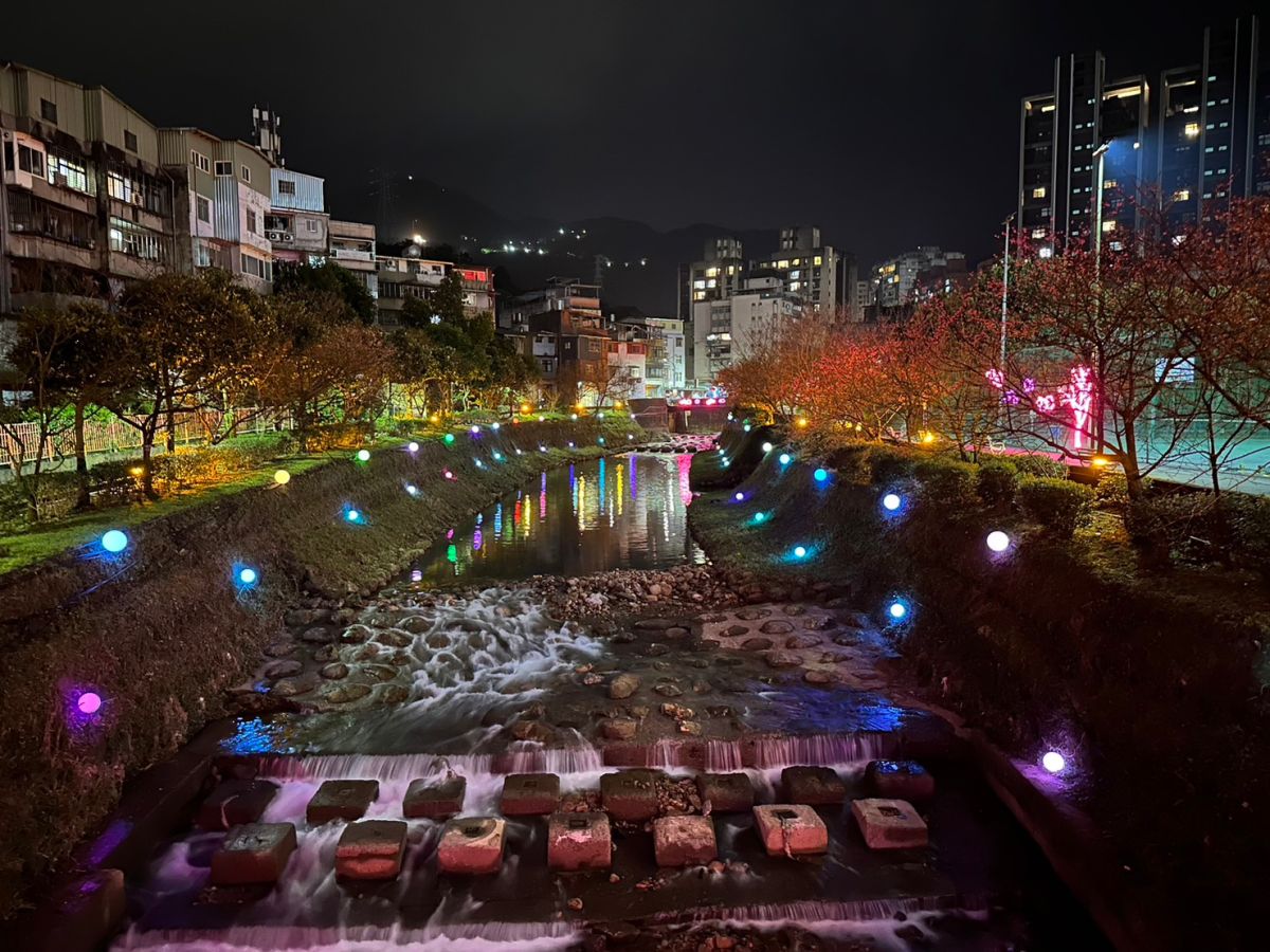 ▲汐止康誥坑溪畔佈置的燈飾已於日前開幕點燈，邀請民眾前往賞櫻、拍照和打卡。（圖 ／新北市政府綠美化環境景觀處提供）