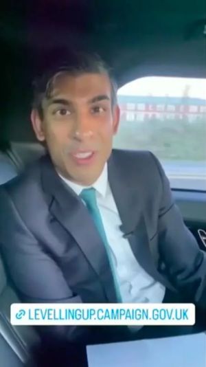 ▲英國首相蘇納克（Rishi Sunak）日前前往蘭開夏郡時，在汽車後座拍攝影片說明政府政策但未繫安全帶，對此，蘭開夏郡警方證實，已向一名42歲男子開出罰單。（圖／截自影片）