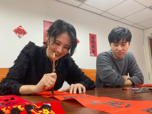 ▲賴品妤、曾玟學曾一同寫春聯，大聊長輩催婚話題。（圖／記者陳威叡攝）
