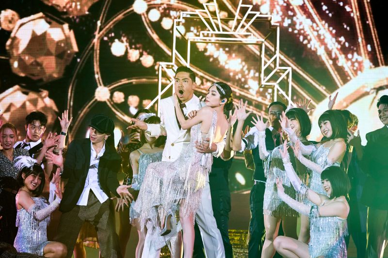 ▲Akira（左）和Ella在《紅白藝能大賞》合體跳舞，老婆林志玲在台下觀賞表演。（圖／台視提供） 
