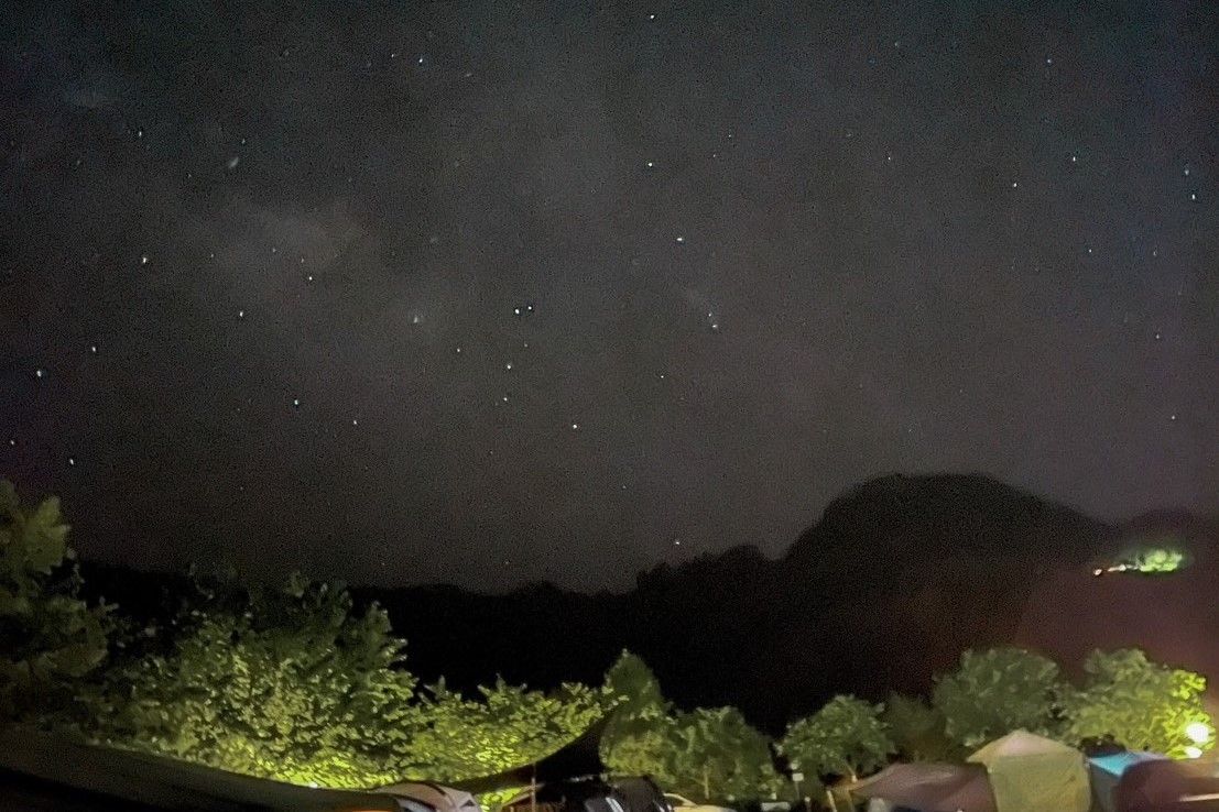 ▲全球天文迷引頸期盼的C/2022 E3彗星（ZTF) 於2月1日接近地球，該彗星有著綠色的彗髮，黃色的塵埃尾以及微弱的離子尾，可說是今年不可錯過的美景之一。（圖／記者鍾怡婷攝）