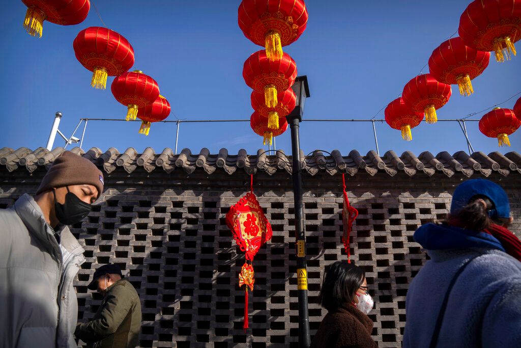 ▲「爆竹一聲除舊歲」是華人常見描述春節景象，但在中國是例外，多數城市禁放煙火鞭炮。（圖／美聯社／達志影像）