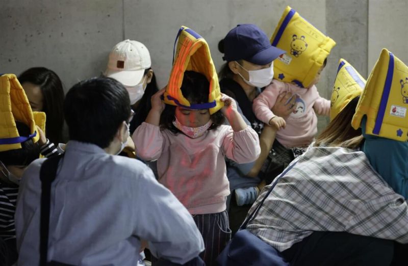 ▲日本21日針對「假想國」發動彈道飛彈攻擊，首度在沖繩縣那霸市舉行居民飛彈避難訓練。圖為民眾帶孩子到地下室避難。（圖／翻攝自共同社）