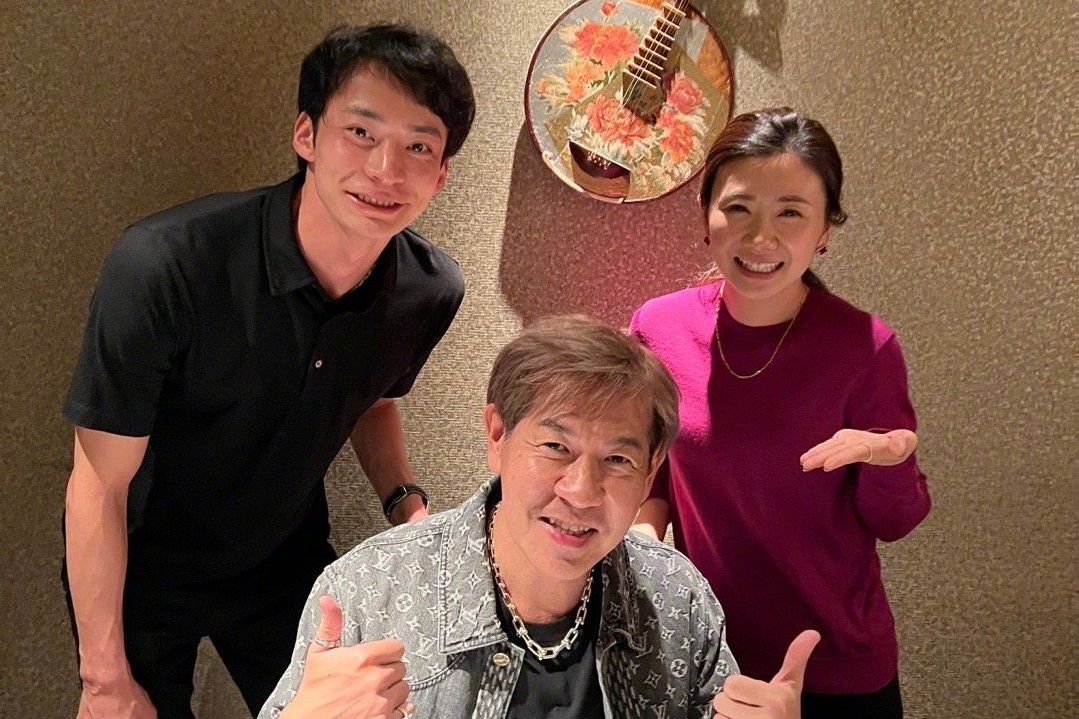 ▲福原愛（右）和整型醫師杉浦（中）同框，甜喊對方是運動員的救星。（圖／翻攝自福原愛微博）