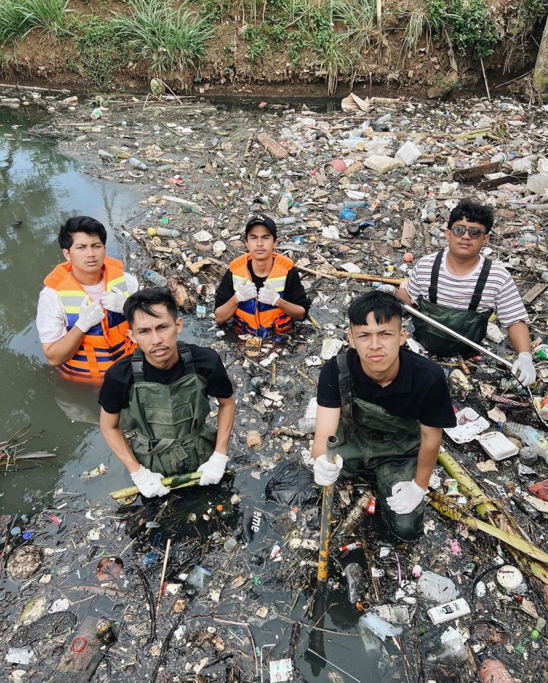 ▲印尼萬隆「邦達瓦拉小組」去年8月創立社群帳號，記錄在社區附近撿垃圾、清理河川和水溝的過程。（圖／翻攝自IG@pandawaragroup）