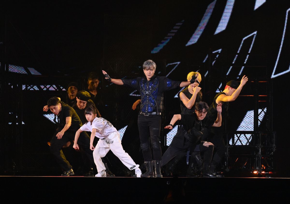 ▲羅志祥擔任《紅白》首唱，與小女孩尬舞。（圖／台視提供）