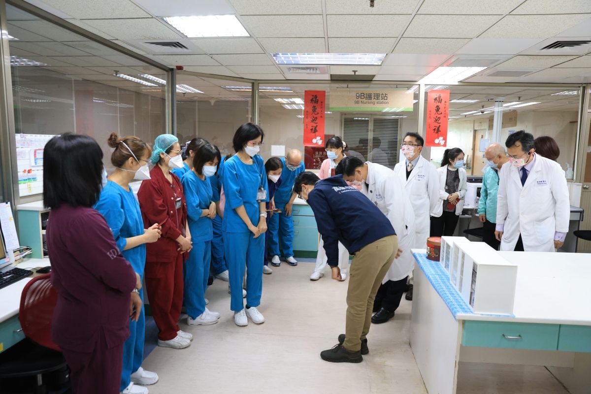 ▲高雄市長陳其邁一早至疫調、戰情中心及民生、小港醫院慰勉犧牲年節假期、堅守崗位的同仁及醫護人員，感謝他們在疫情期間守住防疫最前線，留守照顧市民的健康。（圖／高市府提供）