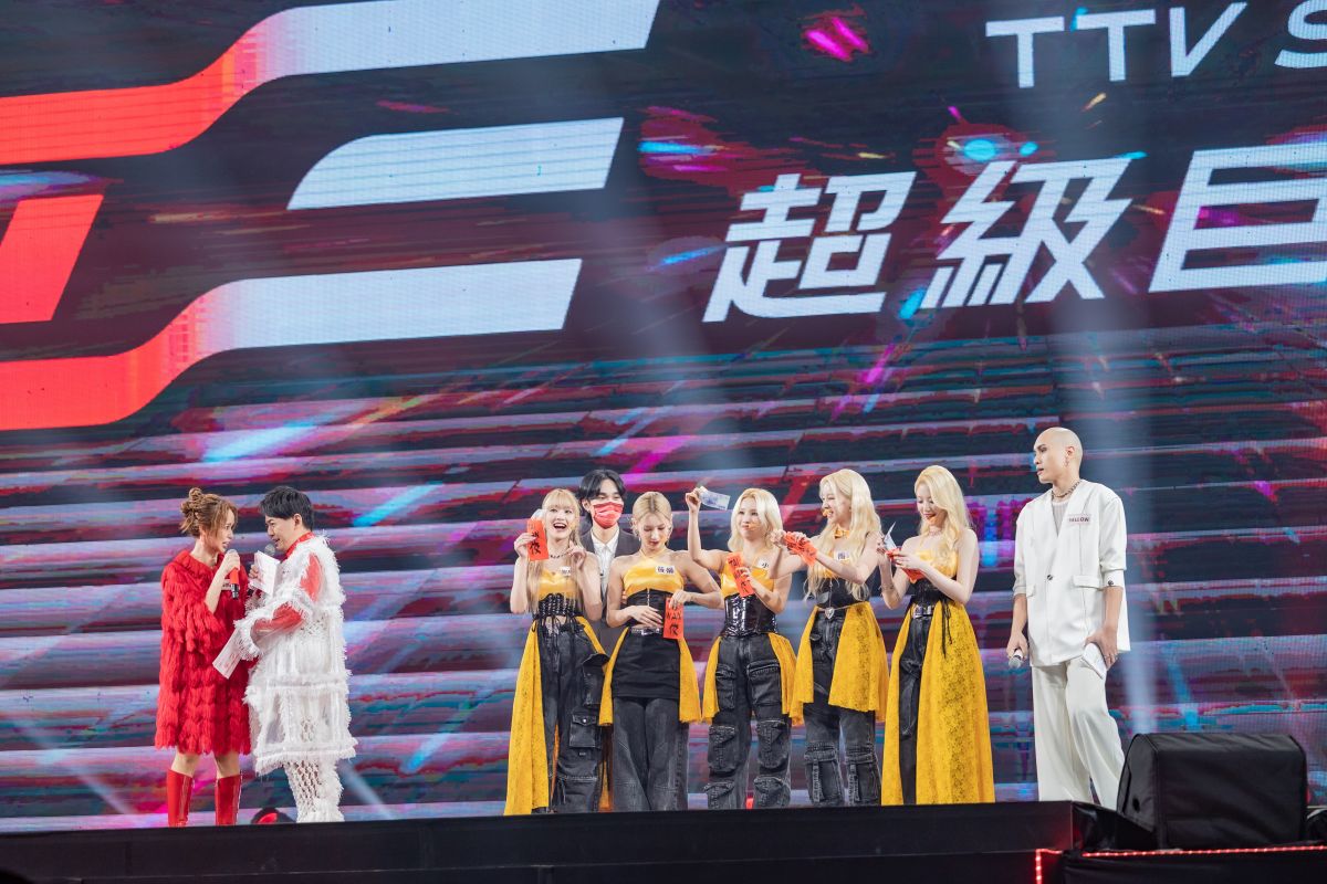 ▲(G)I-DLE於《紅白》收黃子佼紅包。（圖／台視提供）