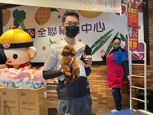 頭香除夕夜10點半就到現場排隊,希望見到偶像全聯先生。(圖/記者鍾怡婷攝) ▲頭香除夕夜10點半就到現場排隊,希望見到偶像全聯先生。(圖/記者鍾怡婷攝)