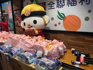 頭香除夕夜10點半就到現場排隊,希望見到偶像全聯先生。(圖/記者鍾怡婷攝) ▲頭香除夕夜10點半就到現場排隊,希望見到偶像全聯先生。(圖/記者鍾怡婷攝)