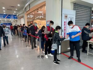 吸引不少民眾早起排隊,新店門市在10分內完售, ▲吸引不少民眾早起排隊,新店門市在10分內完售,