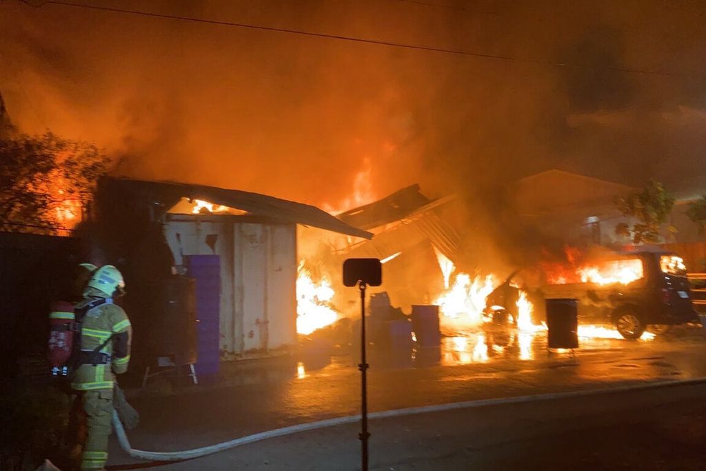 ▲台南市安南區一家位於巷弄內的工廠今天清晨發生火警，消防局人車抵達現場時發現已全面燃燒，經約1個小時灌救將火勢撲滅，最後統計共有4戶遭焚燒，幸未造成人員傷亡。（圖／中央社）