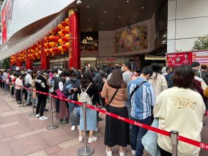 農曆新年瘋搶福袋!「SOGO頭香」排14小時:連續17年到場