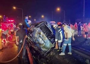 泰國發生重大車禍　箱型車翻覆起火釀11死
