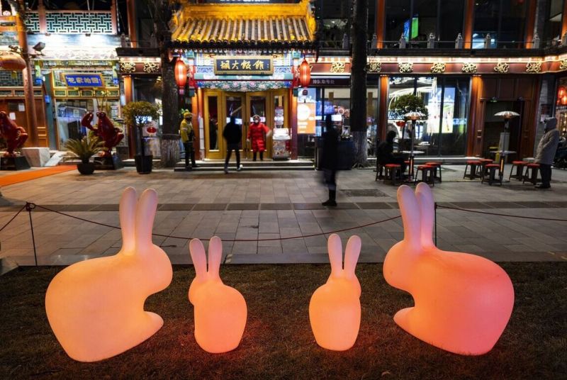 ▲北京餐廳備戰農曆新年檔，但業者表示，餐飲預定因為放寬防疫，許多人返鄉或旅遊而呈現慢熱。圖為去年放鬆防疫後，北京市東直門內大街的簋街重拾「煙火氣」。（圖／中新社）