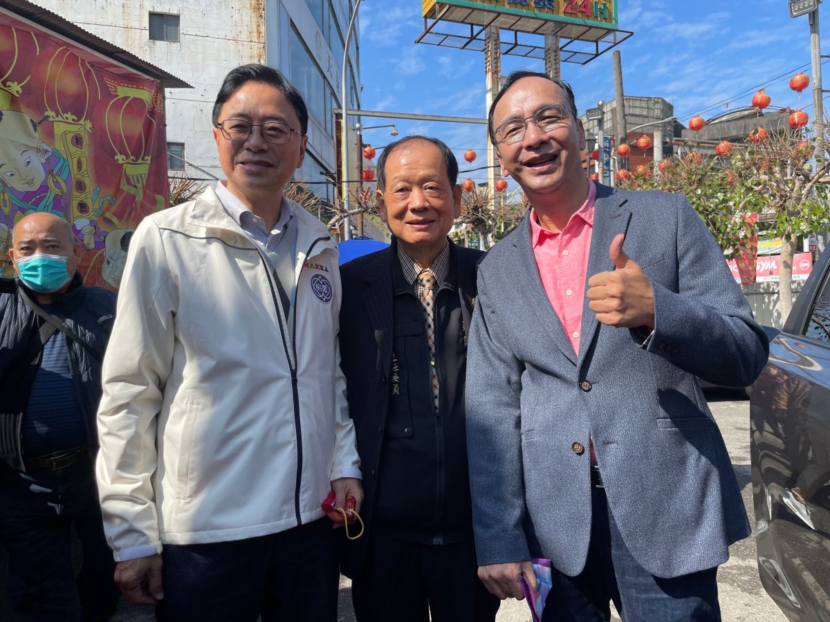 ▲朱立倫今日在張善政陪同下前往桃園慈護宮參香祈福。（圖／朱立倫辦公室提供）