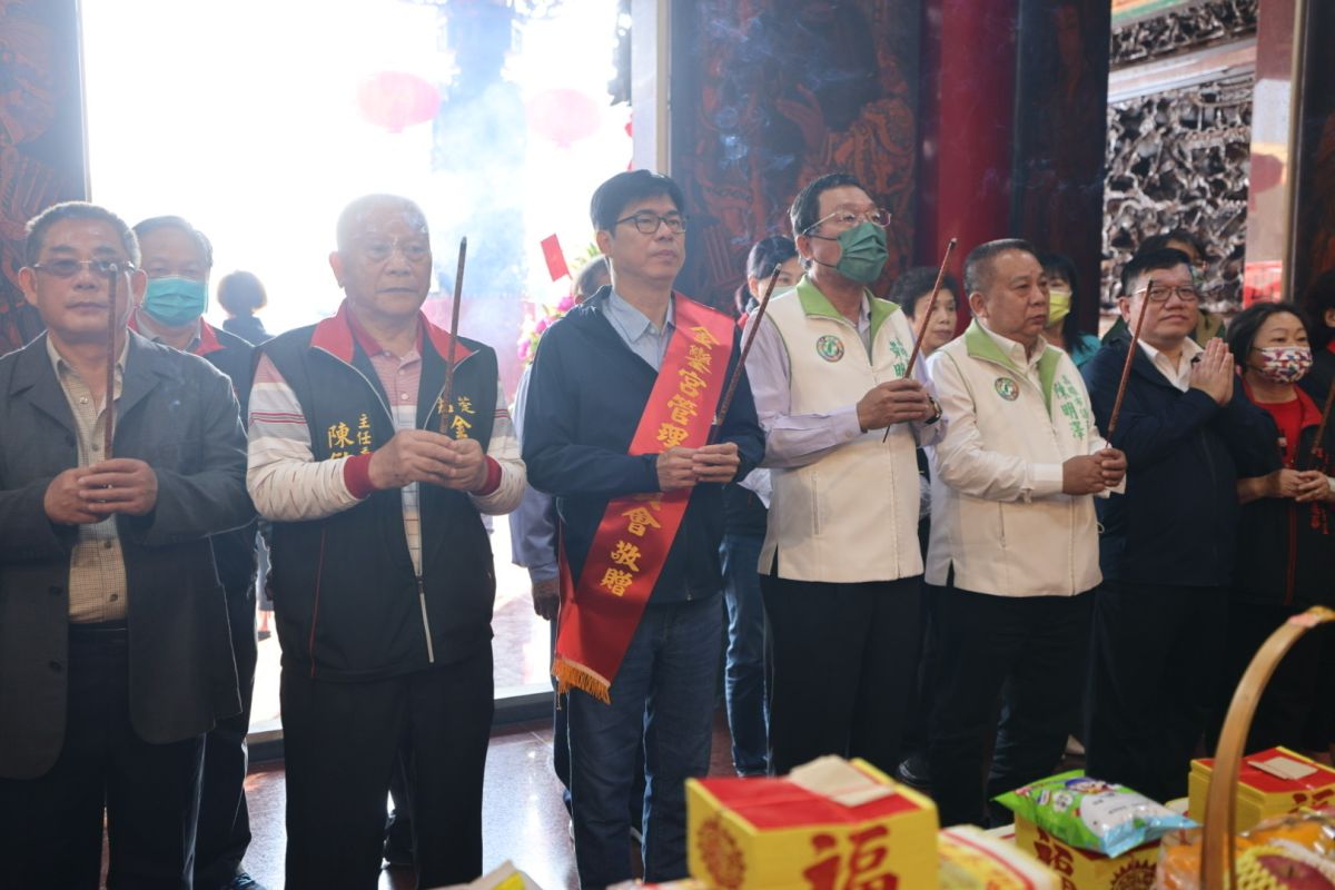 ▲高雄市長陳其邁今天趁著大年初一一大早到茄萣區金鑾宮參拜發送小紅包。（圖 ／記者郭凱杰翻攝）