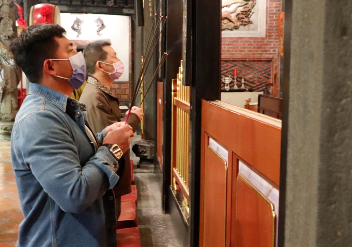 ▲命理專家楊登嵙老師也特別提醒，到廟裡時要注意4大禁忌，包括中門不能走、龍門虎門別走反、插香別用右手、香插歪不可拔起，否則恐招煞導致運勢低迷。（圖／記者張志浩攝）