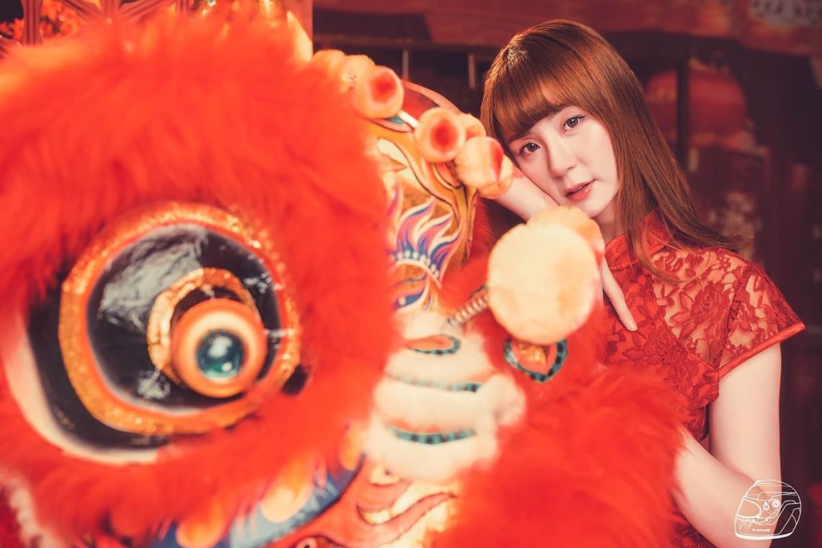 ▲短今穿高衩旗袍拜年。（圖／翻攝自短今IG）