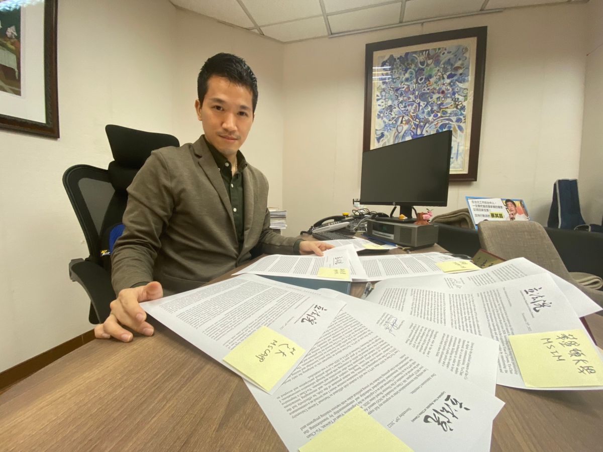 ▲何志偉具國外留學經驗，擔任民代至今受選民請託寫申請國外學校推薦函，12年多來累積上百封，成功率百分百。（圖／記者陳威叡攝，2023.01.22）