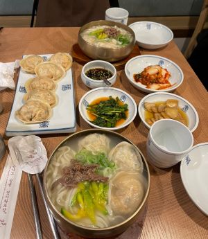 果然等待是值得的,隨便點了餃子湯麵、泡菜口味餃子就超級美味,和台灣餃子不同的是,韓國餃子超級大一顆,內餡吃起來也不像以肉為主體做成的,反而是豆腐類內餡,喜歡餃類的朋友不妨試試! ▲果然等待是值得的,隨便點了餃子湯麵、泡菜口味餃子就超級美味,和台灣餃子不同的是,韓國餃子超級大一顆,內餡吃起來也不像以肉為主體做成的,反而是豆腐類內餡,喜歡餃類的朋友不妨試試!(圖/記者汪睿琦攝)