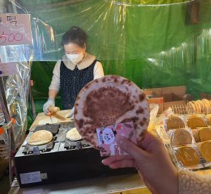 走過路過別錯過!韓國街頭小吃「糖餅」一吃驚艷,烙餅外皮配上肉桂香黑糖內餡,喜歡吃甜的朋友必吃。(圖/記者汪睿琦攝) ▲走過路過別錯過!韓國街頭小吃「糖餅」一吃驚艷,烙餅外皮配上肉桂香黑糖內餡,喜歡吃甜的朋友必吃。(圖/記者汪睿琦攝)