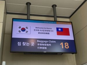 韓國處處都能見到清楚的中文標誌,地鐵站、百貨公司、餐廳等地通通有,甚至當地觀光公社還邀請代言人宣傳台韓兩地觀光,處處都看得出來韓國對國際觀光經營的用心。 ▲▼韓國處處都能見到清楚的中文標誌,地鐵站、百貨公司、餐廳等地通通有,甚至當地觀光公社還邀請代言人宣傳台韓兩地觀光,處處都看得出來韓國對國際觀光經營的用心。(圖/記者汪睿琦攝)