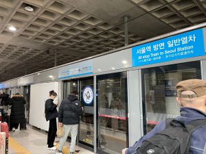首爾地鐵站也有中文標示。(圖/記者汪睿琦攝)