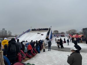 ▲冬季限定的纛島漢江公園滑雪道相當令人印象深刻，共分為大小兩道，讓大人小孩都能玩得盡興。（圖／記者汪睿琦攝）