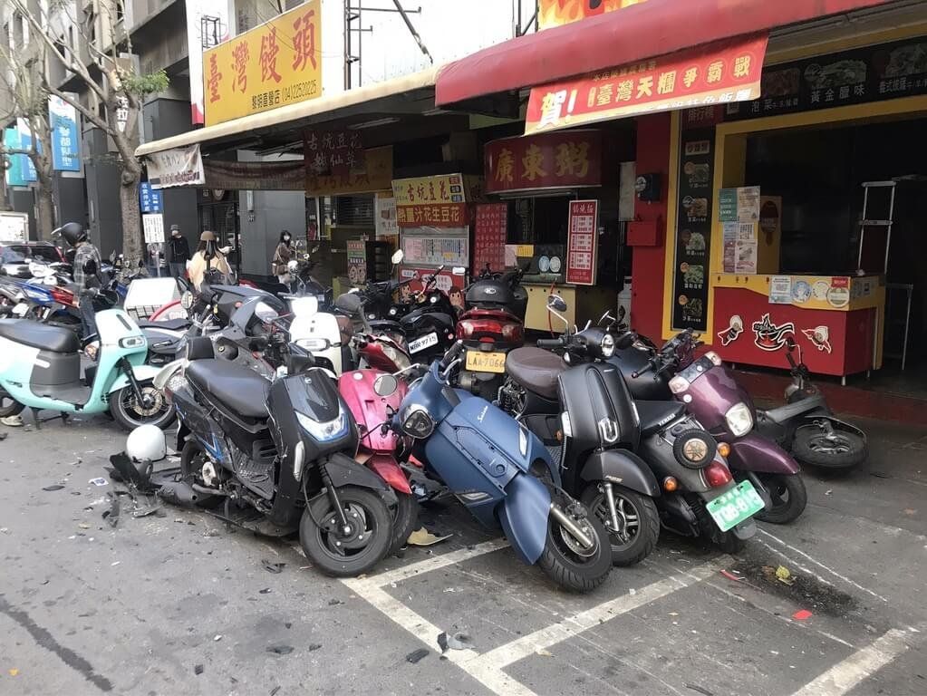 ▲林男先後撞上19輛汽、機車，事故中還波及一名停等紅燈的騎士。（圖／翻攝畫面）